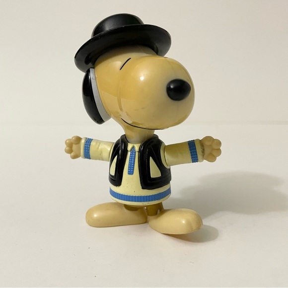 Snoopy World Tour Romania Figure Toy - Picture 10 of 12